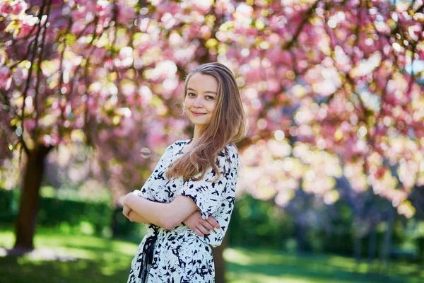 Beautiful young woman in blooming spring park — Stock Photo, Image