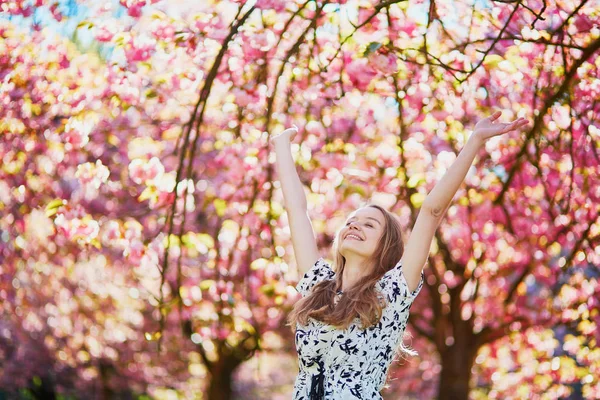 Beautiful young woman in blooming spring park — Stock Photo, Image