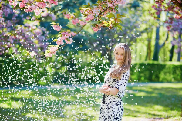 Schöne junge Frau im blühenden Frühlingspark — Stockfoto