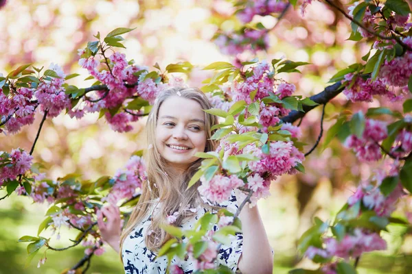 Bella giovane donna in fiore parco primaverile — Foto Stock