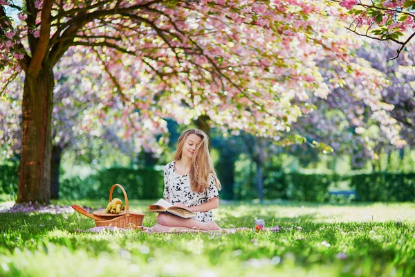 美丽的年轻女子，盛开在春天公园 — 图库照片