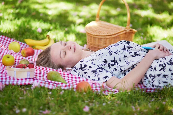 Piękna młoda kobieta pikniku w parku — Zdjęcie stockowe