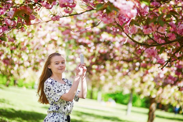 Bella giovane donna in fiore parco primaverile — Foto Stock