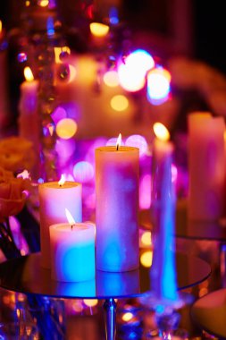 Güzel masa mumlarla ayarla