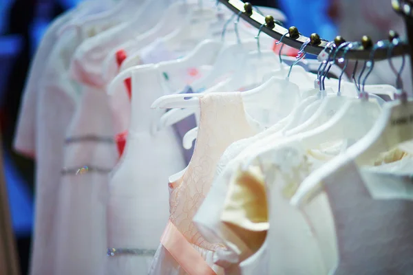 Coleção de vestidos de noiva na loja — Fotografia de Stock