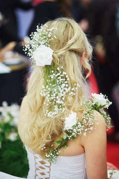 Giovane sposa ottenere i suoi capelli fatto prima del matrimonio — Foto Stock