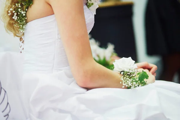 Jeune mariée avec des décorations de fleurs sur son bracelet — Photo