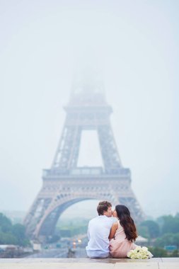 Romantik Çift Paris'te birlikte