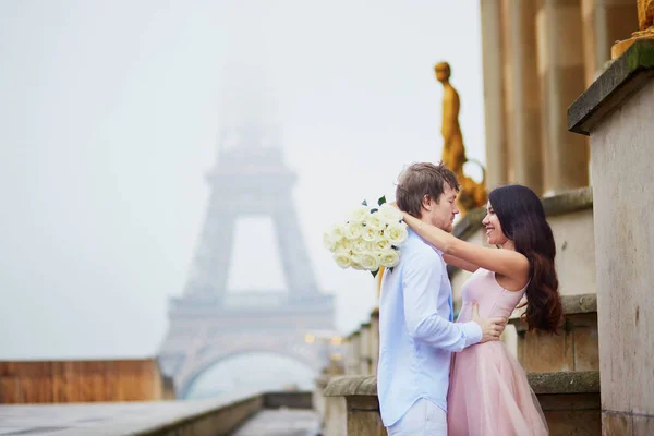 ロマンチックなカップルはパリで一緒に — ストック写真