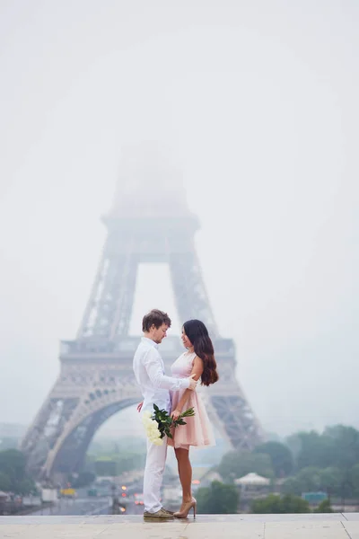 Pareja romántica juntos en París — Foto de Stock