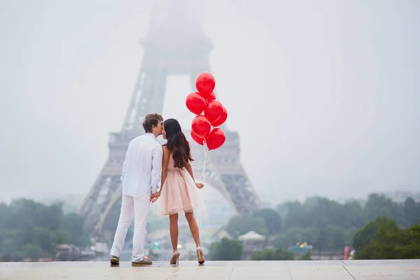 Casal romântico com balões vermelhos juntos em Paris — Fotografia de Stock