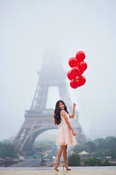 Femme parisienne aux ballons rouges devant la tour Eiffel — Photo