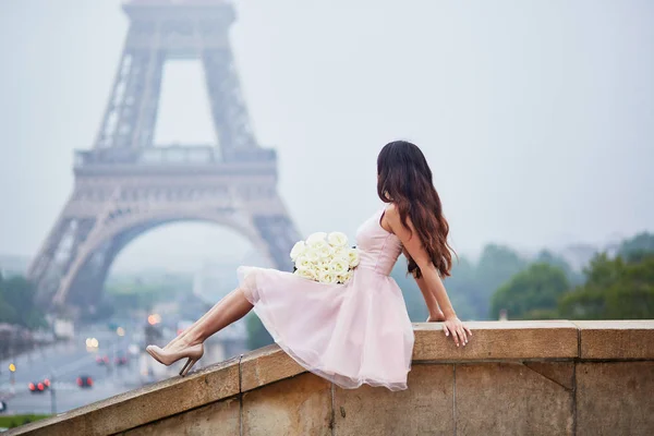 Mulher parisiense em frente à Torre Eiffel — Fotografia de Stock