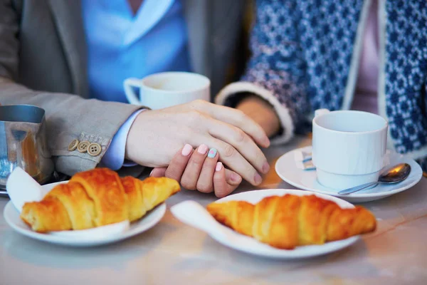 パリのカフェでロマンチックなカップル — ストック写真