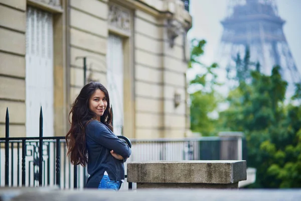 Gelukkig jonge vrouw voor de Eiffeltoren — Stockfoto