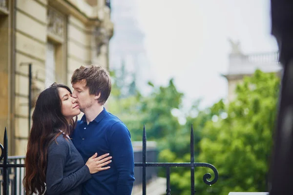 Jovem casal feliz em frente à Torre Eiffel — Fotografia de Stock