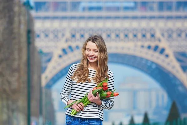 Ragazza con mazzo di tulipani rossi vicino alla torre Eiffel — Foto Stock