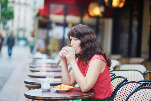 Donna che beve caffè nel caffè — Foto Stock