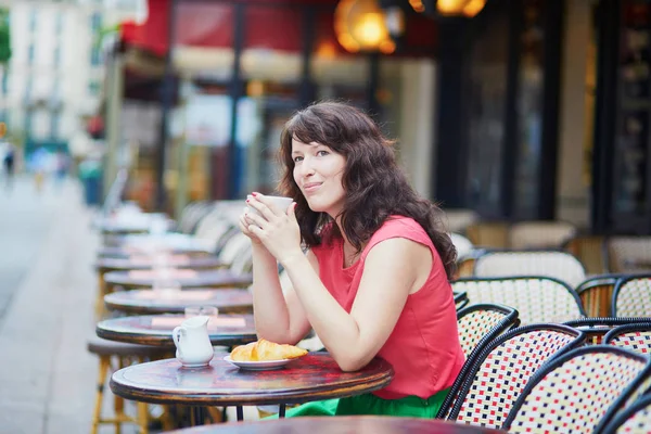 Mulher bebendo café no café — Fotografia de Stock