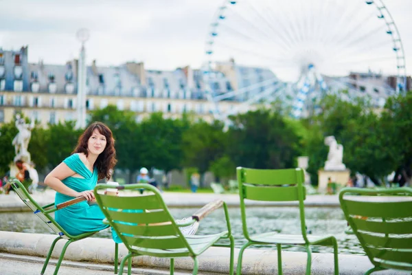 Vacker ung kvinna avkopplande i parisisk Tuileries park — Stockfoto