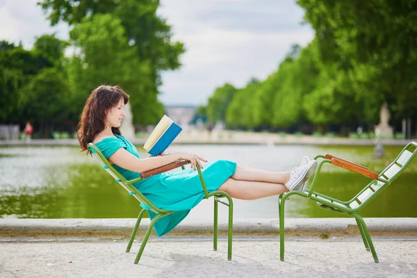 Güzel genç kadın rahatlatıcı Paris Tuileries Parkı — Stok fotoğraf