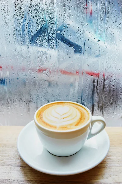 Csésze friss forró cappuccino vagy latte kávé — Stock Fotó