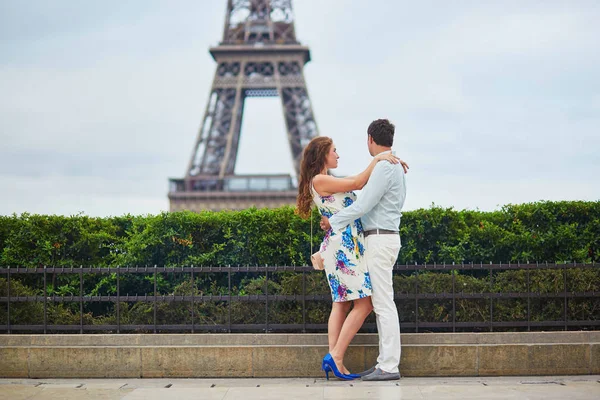 Romantiska älskande par att ha ett datum nära Eiffeltornet — Stockfoto