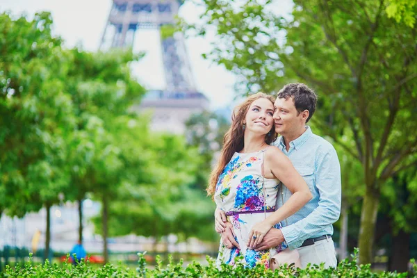 Romántica pareja amorosa teniendo una cita cerca de la Torre Eiffel —  Fotos de Stock