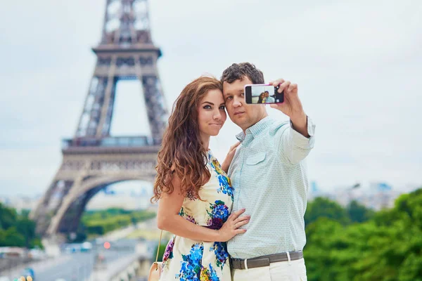 浪漫恩爱的夫妻在埃菲尔铁塔附近有个约会 — 图库照片