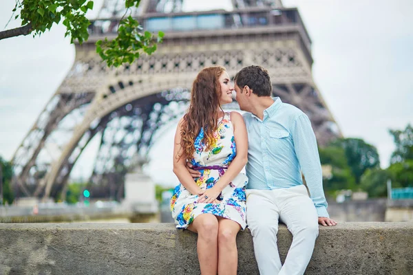 Couple amoureux romantique ayant un rendez-vous près de la tour Eiffel — Photo