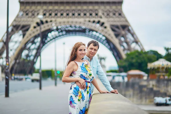 Romantic loving couple having a date near the Eiffel tower — Stock Photo, Image