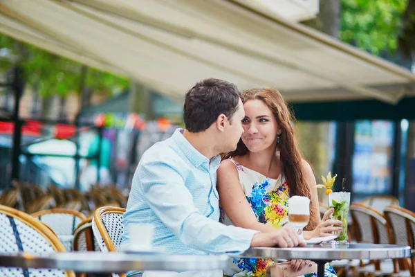 Романтическая влюбленная пара в парижском кафе — стоковое фото
