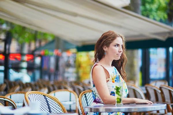 Mujer en café parisino con cóctel en un día de verano —  Fotos de Stock