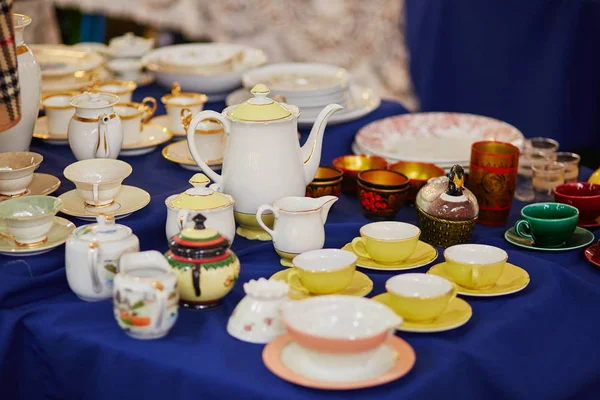 Many porcelain tea cups and pitcher on flea market in Paris — Stock Photo, Image