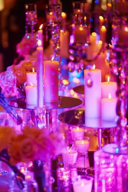 Masa mumlarla Festival olay, parti veya düğün, mor ışıkta ayarla