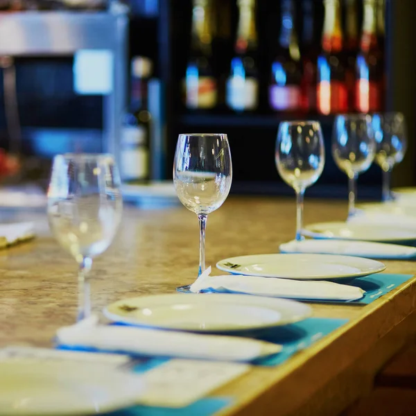 Copos de vinho na mesa em restaurante, bar ou recepção de casamento — Fotografia de Stock