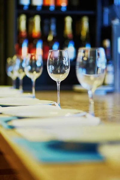 Sklenice na víno na stole v restauraci, baru nebo svatební hostinu — Stock fotografie