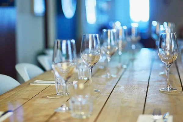 Copas de vino sobre la mesa en restaurante, bar o recepción de bodas — Foto de Stock