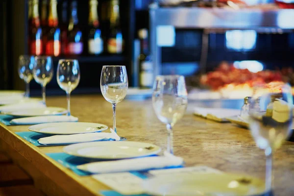 Copas de vino sobre la mesa en restaurante, bar o recepción de bodas — Foto de Stock