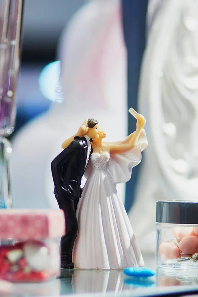 Bride and groom making selfie - wedding cake figurines — Stock Photo, Image