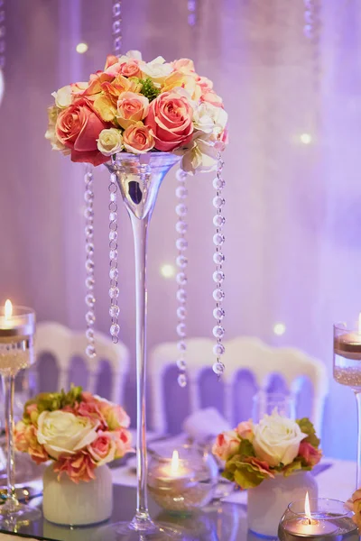 Τραπέζι με κεριά και λουλούδια για μια εορταστική εκδήλωση, πάρτυ ή γαμήλια δεξίωση — Φωτογραφία Αρχείου