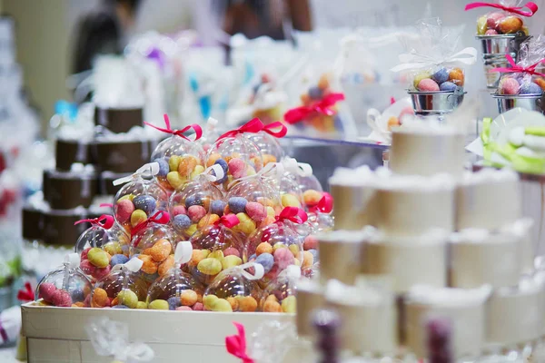 Coloridos caramelos en la recepción de la boda o fiesta del evento . —  Fotos de Stock
