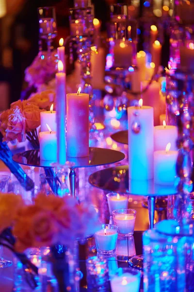 Conjunto de mesa com velas para um evento festivo, festa ou recepção de casamento, em luz roxa — Fotografia de Stock