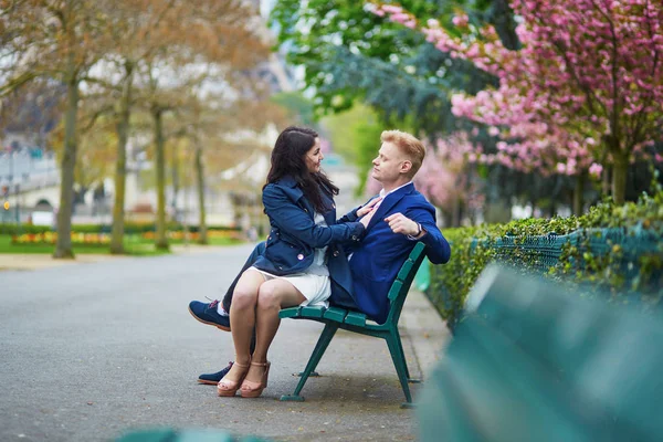 Romantik Çift Paris'te Eyfel Kulesinin yakınında — Stok fotoğraf