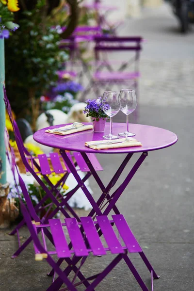 Decorazione della tavola con fiori e uova di Pasqua in un caffè all'aperto a Parigi, Francia — Foto Stock