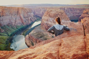 At nalı Bend, Arizona, ABD, uçurumun kenarında duran kadın
