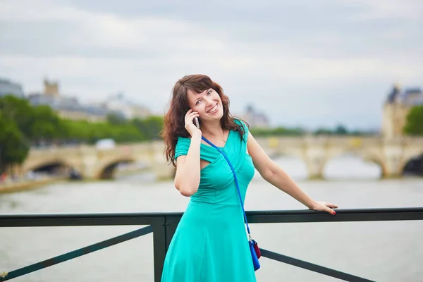 Young woman with mobile phone in Paris — Stock Photo, Image