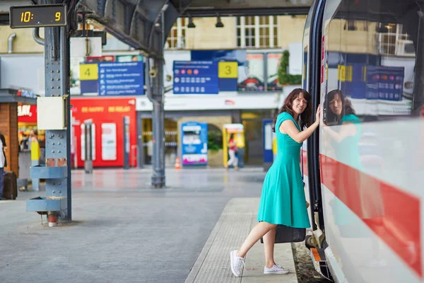 Fiatal nő, a párizsi underground vagy railway station — Stock Fotó