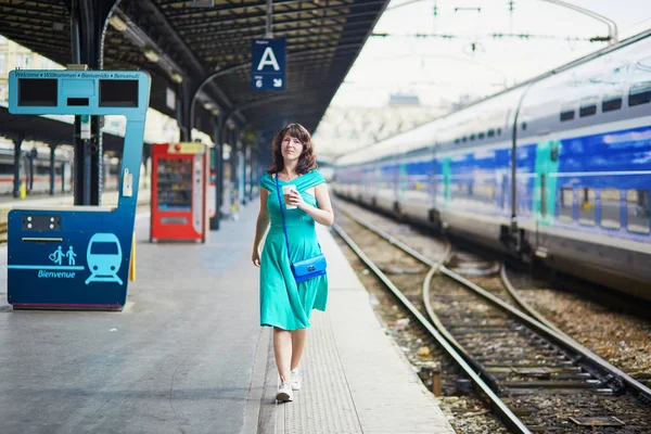 Jovem mulher em Parisiense metro ou estação ferroviária — Fotografia de Stock