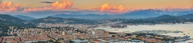 La Spezia ve Körfez Spezia günbatımı pembe bulutlara ile